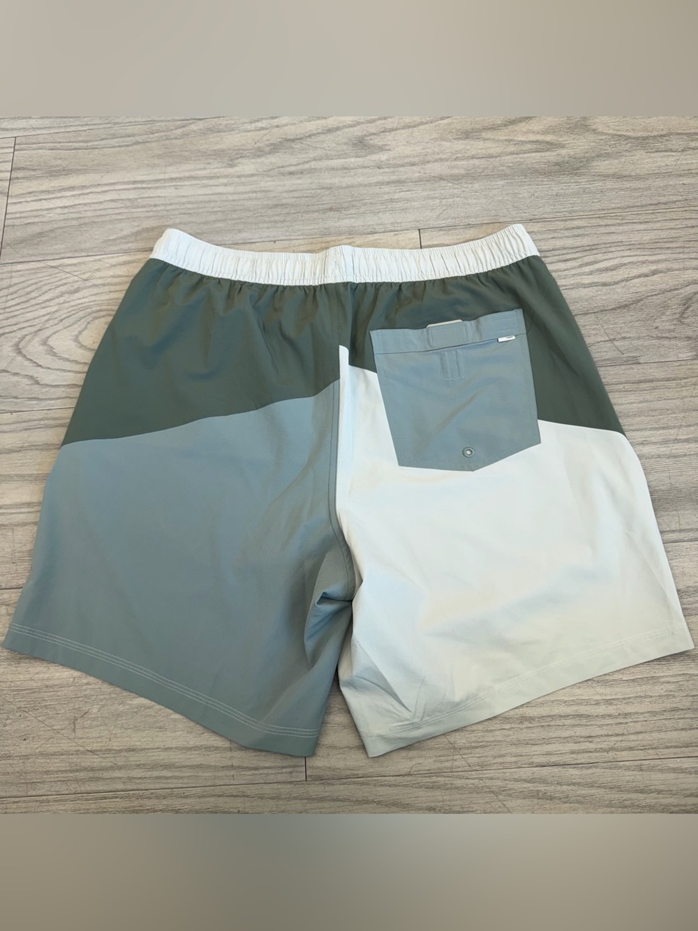 Vuori Men's Colorblock Athletic Shorts in Sage and Cream - Picture 3 of 3